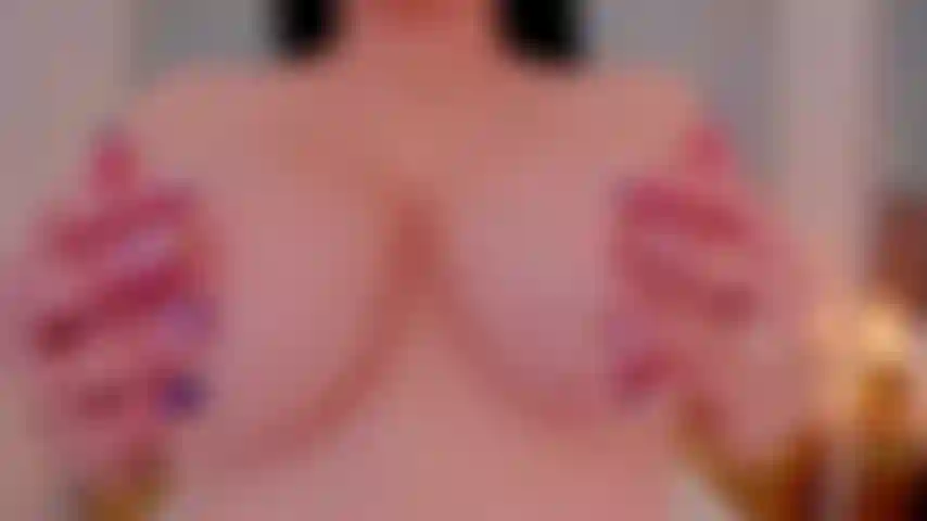 Venha acariciar meus seios sensuais rosa oleados.