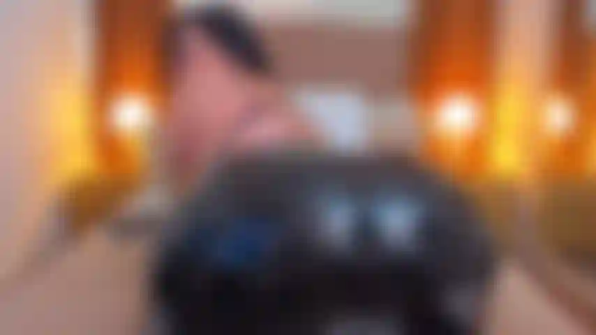 Acaricio meu grande bumbum com óleo nas minhas calças de látex.