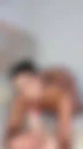 Boquete com um grande dildo de torso.