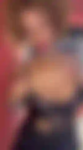 Chupa meus seios e mamilos.