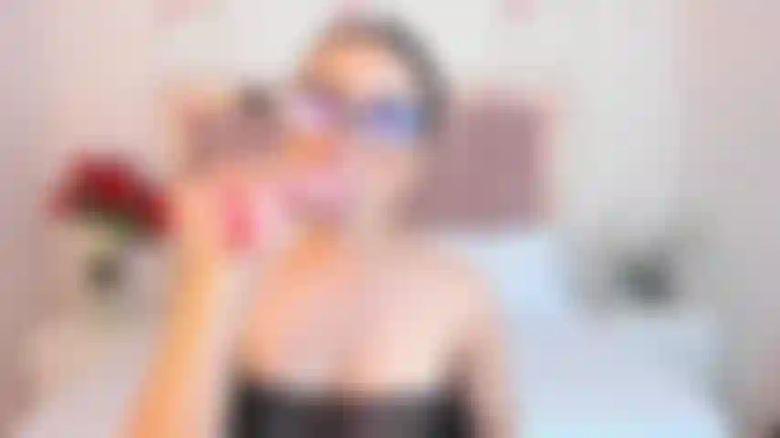 Brinco com seu pau nos meus peitos e na minha boca.