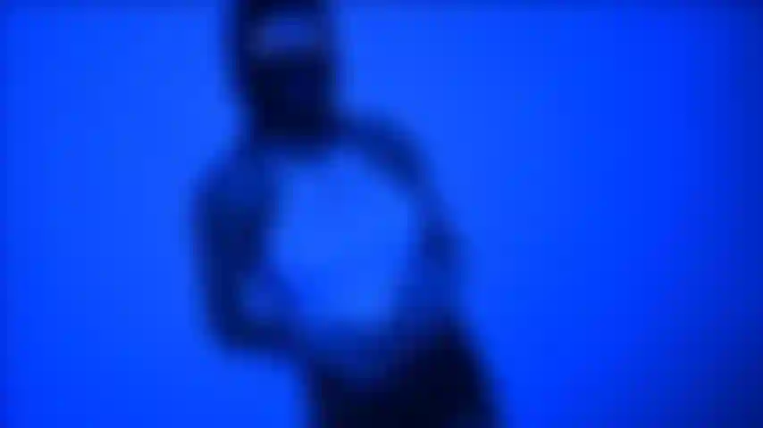 Máscara, garota gangsta.