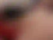 Um grande brinquedo vermelho em um buraquinho bem apertado. Observe esta linda joaninha pegá-la profundamente e espreguiçá-la de perto!