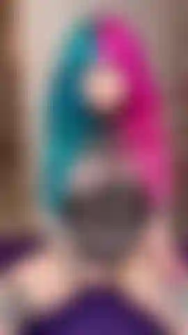 Um pau de dragão gordo na máquina de foder com pinças de mamilo e esguicho.