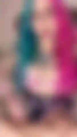 Buceta brinca com closes e plug anal.