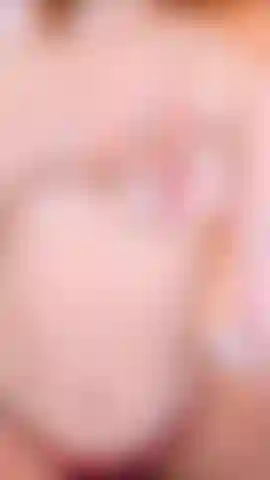 Meus peitos ficam duros quando são massageados com gelo.