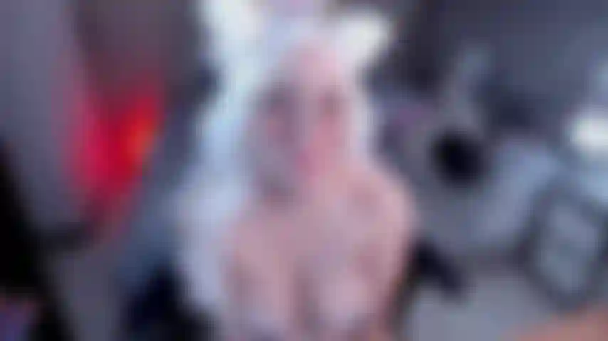 Uma gatinha fofa gozando com a domi.