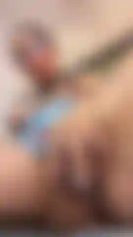 Vou colocar minha buceta carnuda e cremosa bem na sua cara.