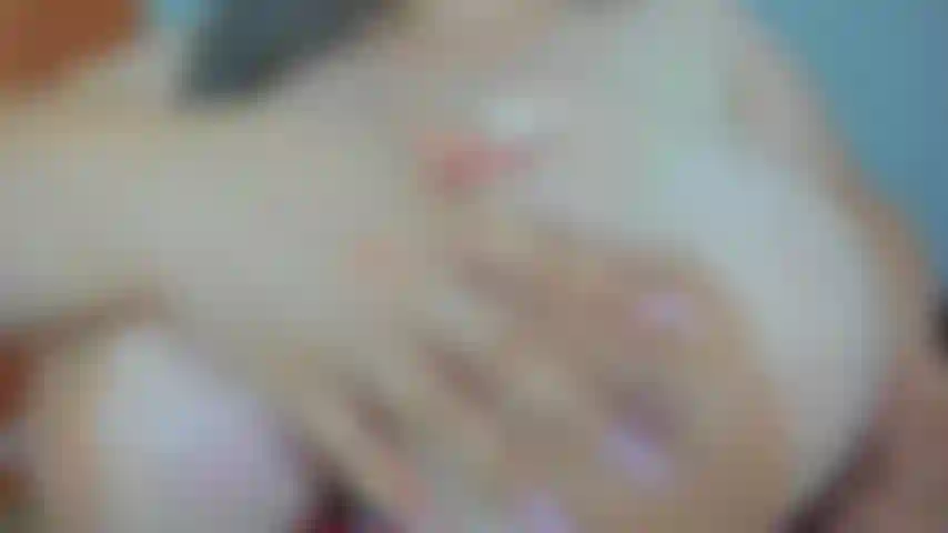 Peitos enormes amarrados brincam de perto.