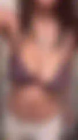 Meus seios mal cabem no meu sutiã.