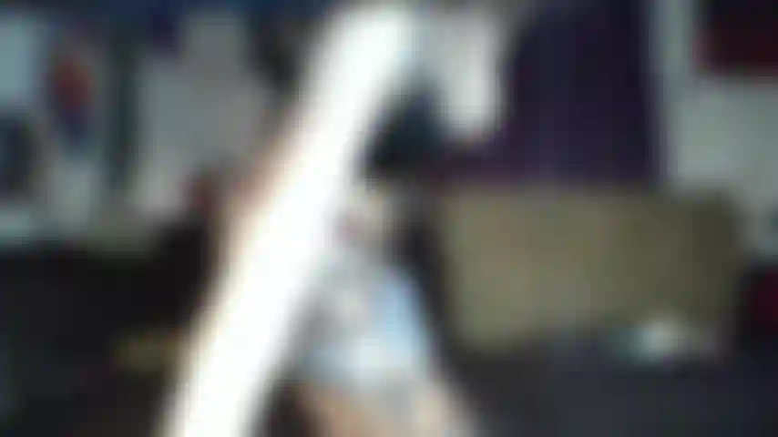 Observe-me sacudir minha bunda pequena.