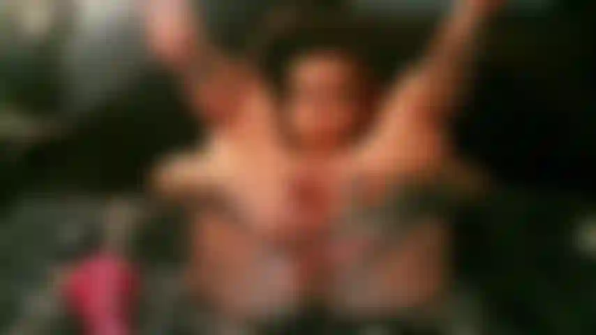 Milf abre sua bucetinha para você.