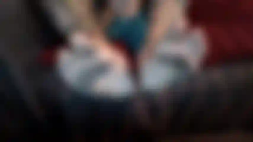 Cera quente em meus pés sujos.