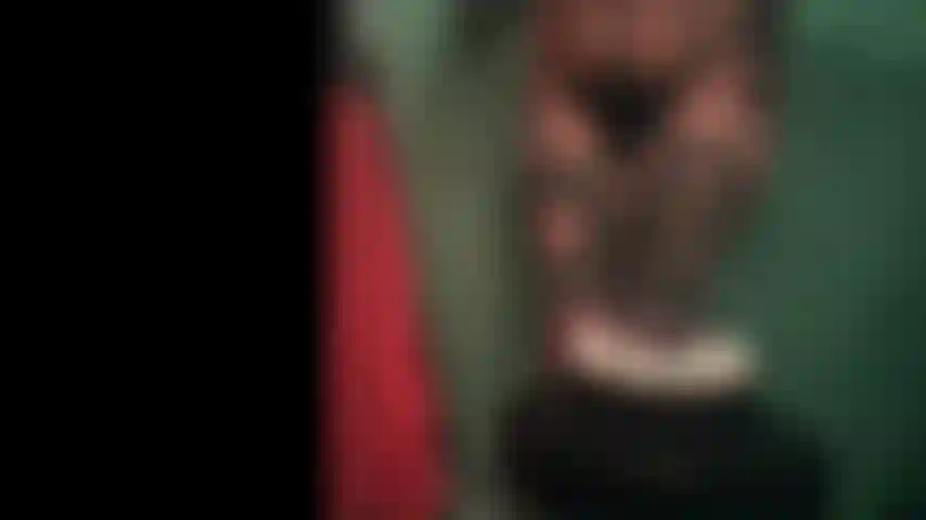 Vídeo sentado no bolo de perto.