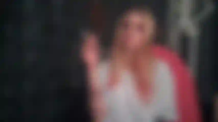 Apenas fumando e relaxando de camisa.