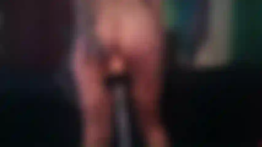 Esposa milf enche a buceta com vibrador de gozada.