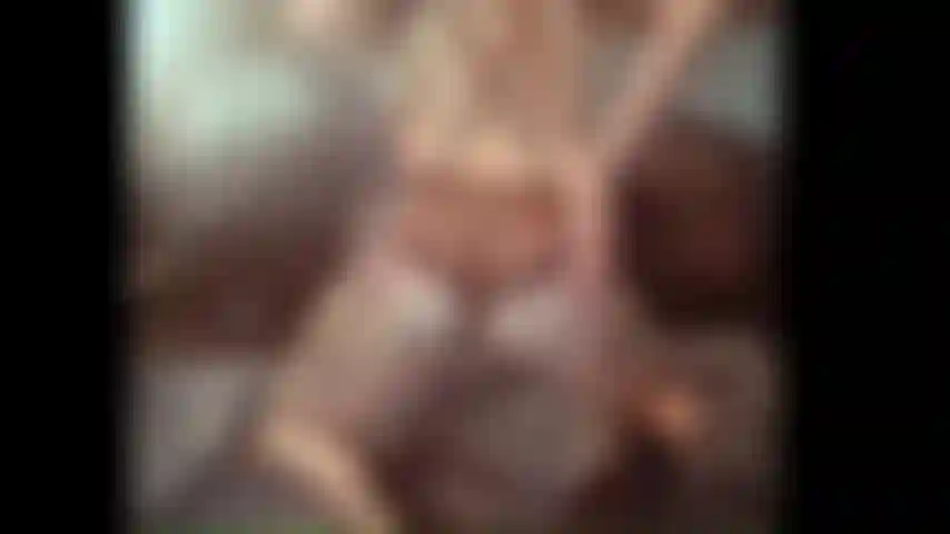 Milf pega brinquedo bbc, chupando e fodendo.