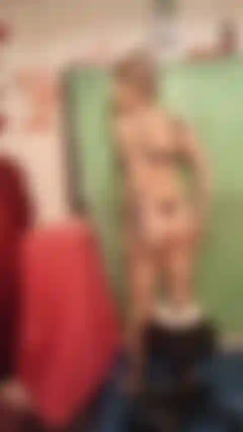 Bolo sentado com visão de corpo inteiro.