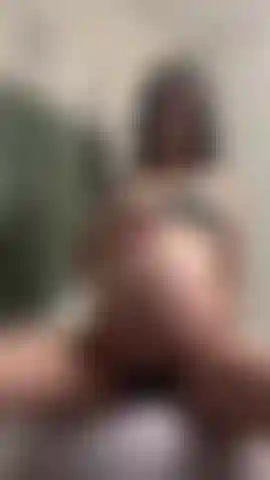 Esfregando minha barriga enquanto pulo e rolo na bola de ioga.