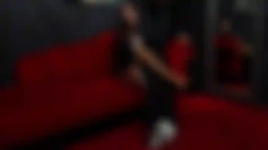Esqueça tudo o mais por um momento. A sua atenção pertence aqui, comigo. Observe, escute, obedeça… e deixe-se render à sensação de me dar exatamente o que eu quero.
