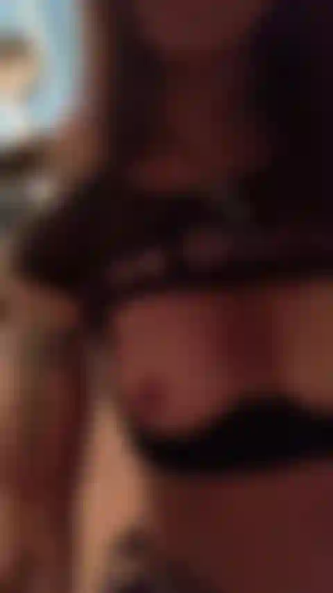 Aperte meus mamilos com força papai.