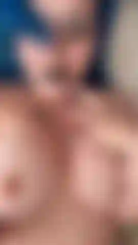 Goth fala palavrões sujos e lambe o mamilo dela para você.