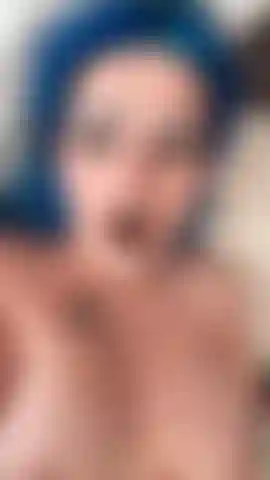Goth falando putaria enquanto se fode com um dildo implorando pela sua gozada.