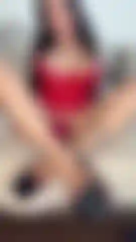 Lingerie sexy vermelha transparente com saltos plataforma altíssimos, uau! Os amantes de milf precisam ver....