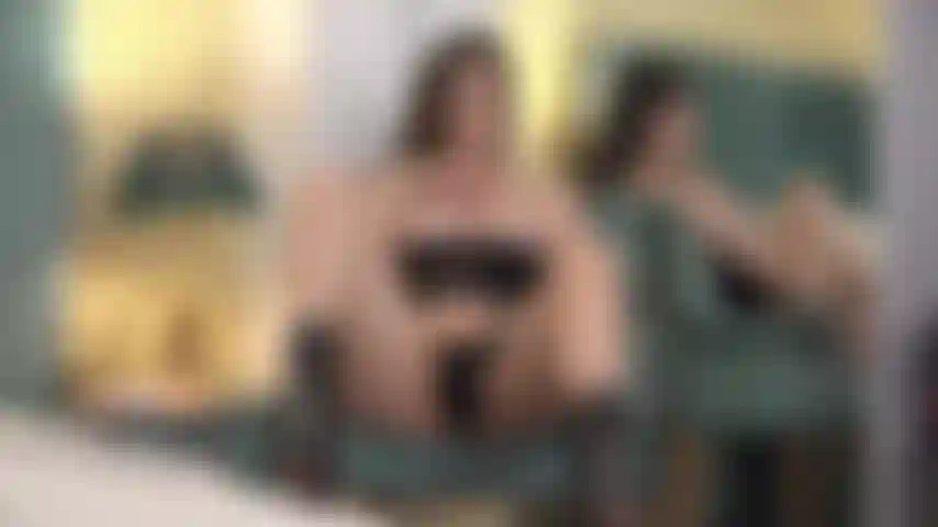 Vestida de látex, brincando com meu gatinho.