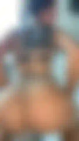 Rasgando minha meia-calça e me fodendo.