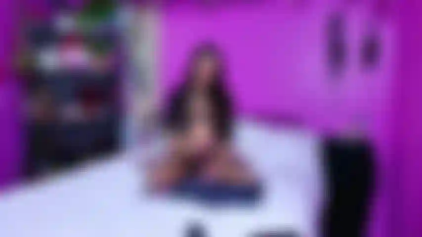 Foot cuck segura meu pé enquanto eu gozo em um pau maior e melhor.