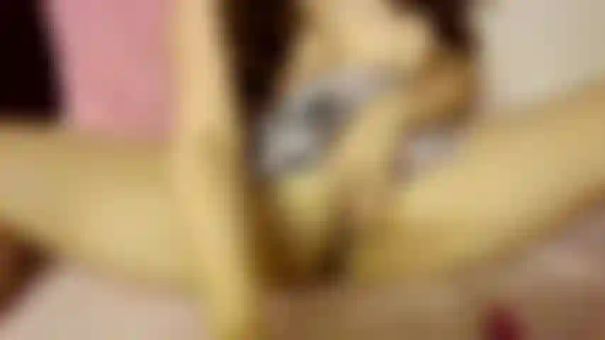 Assista sua camgirl asiática favorita brincar com um vibrador enorme em sua buceta apertada.