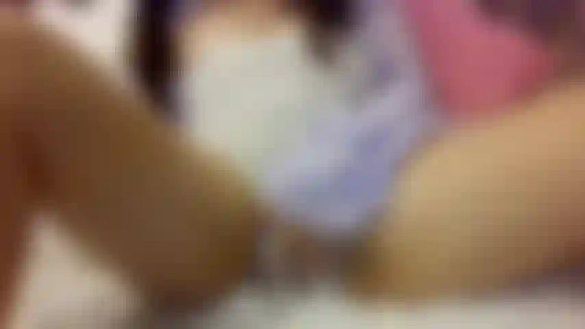 Uma universitária, MindySueLove, gritando orgasmos durante um show de webcam ao vivo.