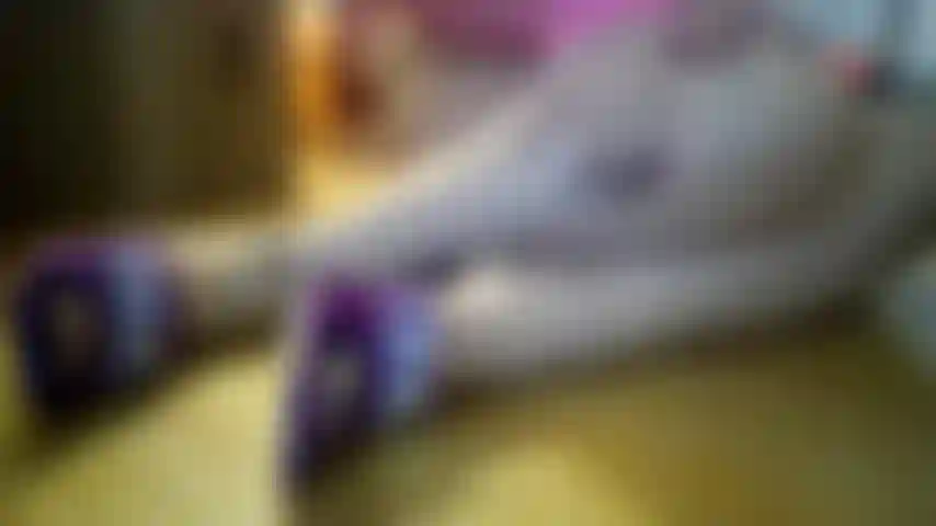 Me viro para os pés de MindySueLove, salto alto, gata asiática fetichista, capanga.