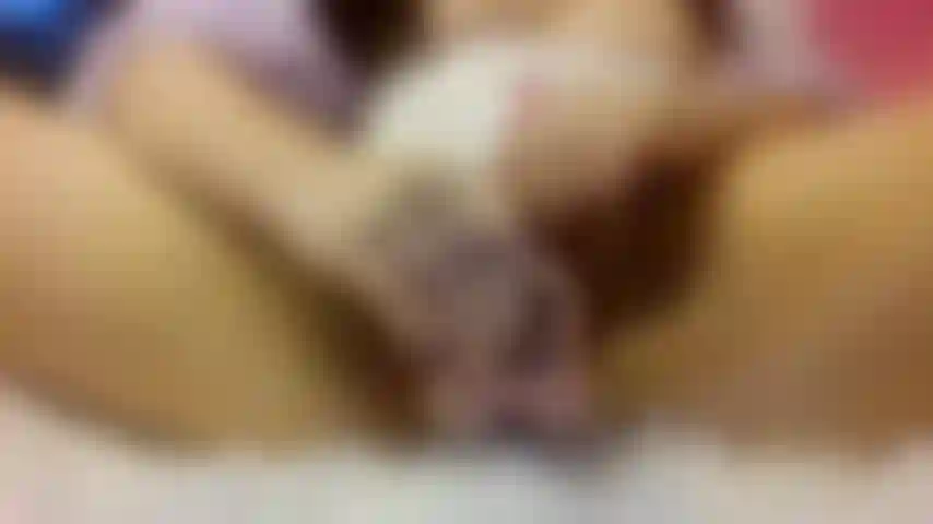 Brinco com a buceta da sua boneca sexual asiática e faço vibrar sua boceta.