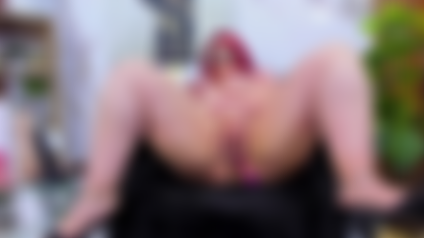 Brincando_com_meu_dildo_e_meus_dedos.