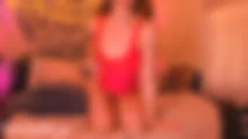 Sacudindo meus peitos e esfregando minha buceta para fazer seu enorme pau gozar para mim.