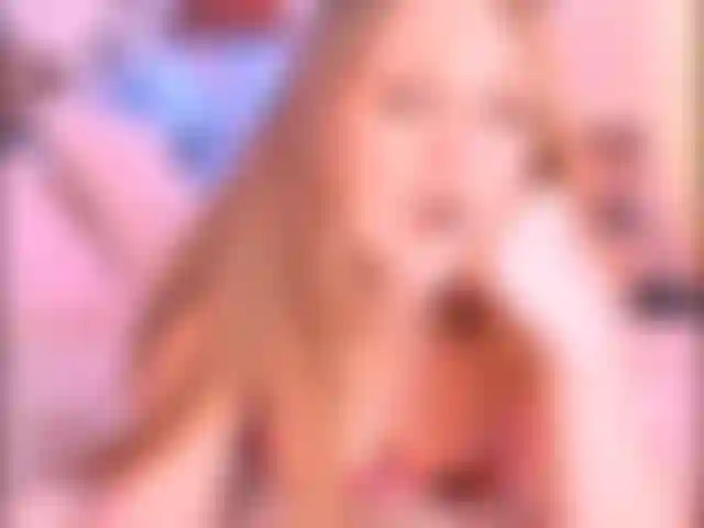 Descendo de estranhos provocando minha buceta suculenta.