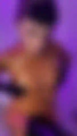 Macacão de látex dourado e botas hitachi buceta para brincar e adorar.