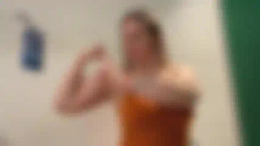 Flexionando meus músculos, apertando banana.