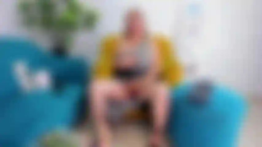 Brincando_no_meu_sofá_com_meus_brinquedos.