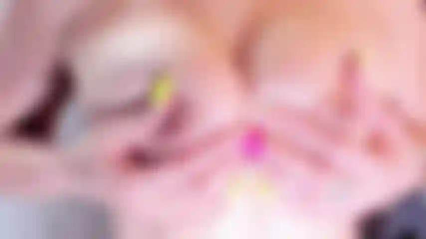 Nua e pronta para transar no seu escritório.