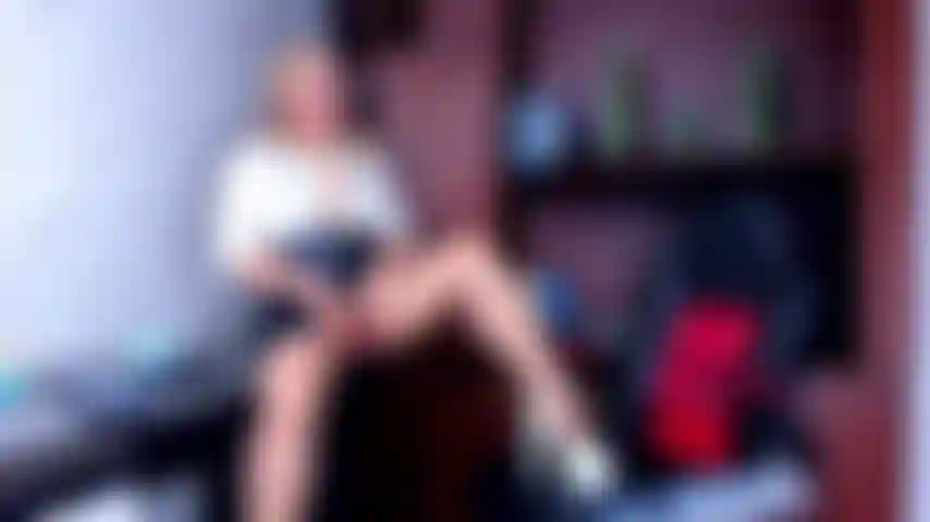 Foda-me enquanto estou de saia no escritório.