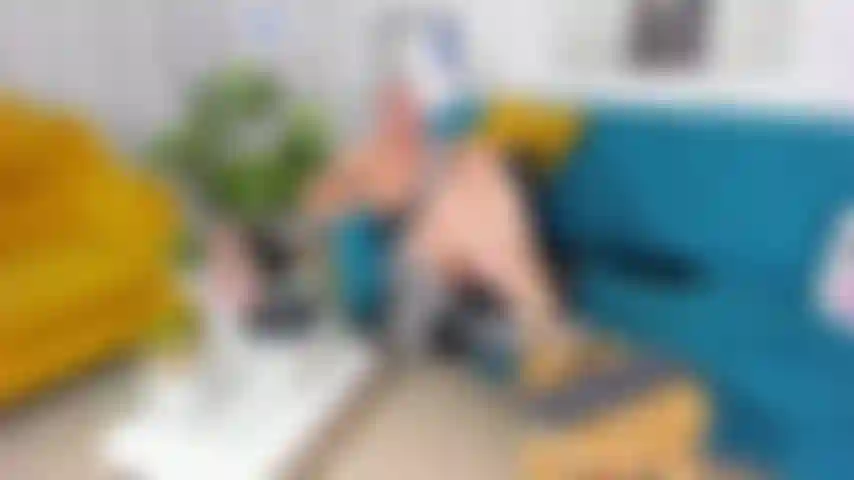 Uma milf seduzindo no sofá sozinha.