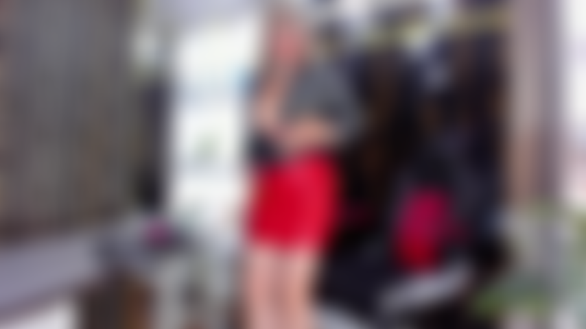 Saia_de_couro_vermelha_no_escritório.