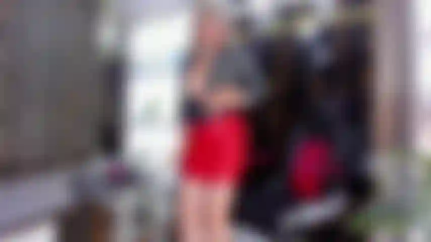 Saia_de_couro_vermelha_no_escritório.