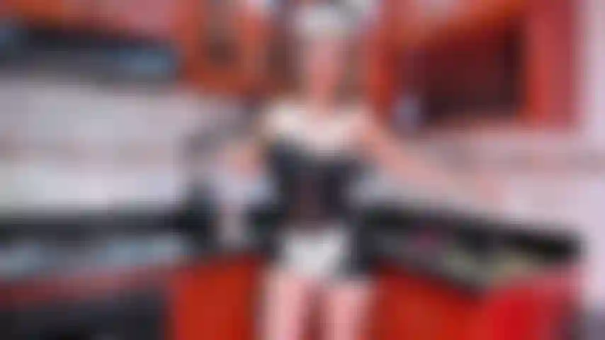 Sou sua serva, estou às suas ordens.