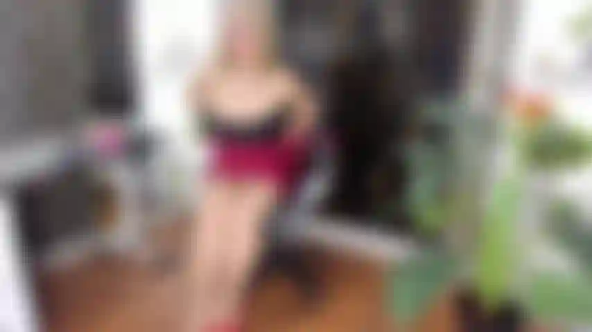 Você quer transar com uma madura gostosa no escritório.