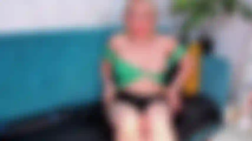 Tocando-me_na_sala_com_meu_brinquedo.