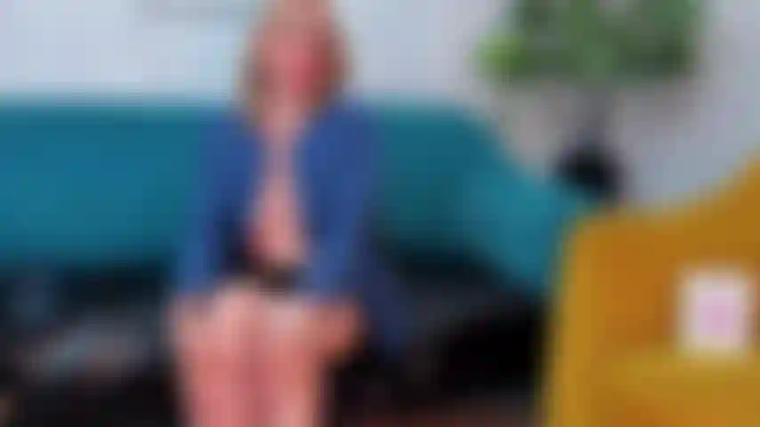 Me masturbo enquanto chupo ele.